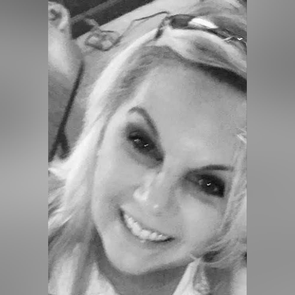 Meet your Posher, Lisa - Picture 1 of 3